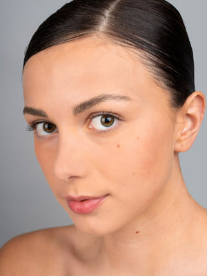 Marion Navarro using Ohana&K Vegan and Cruelty-Free Bicolor Contouring Stick in Mocha Glow, with contoured cheeks and highlighted features for a sculpted look.