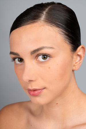 Marion Navarro using Ohana&K Vegan and Cruelty-Free Bicolor Contouring Stick in Mocha Glow, with contoured cheeks and highlighted features for a sculpted look.