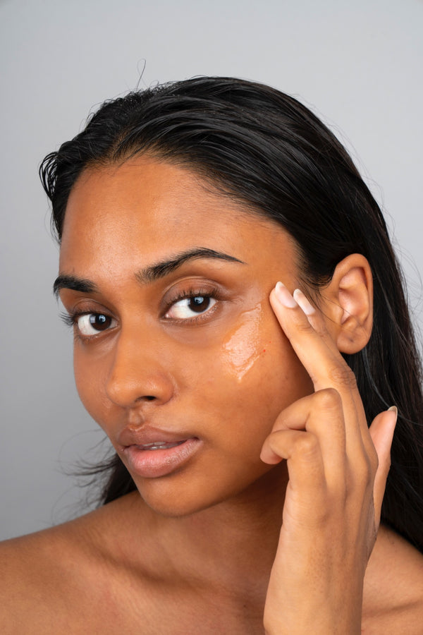 Model applying Ohana&K Exfoliating Gel to achieve smoother, clearer skin with gentle exfoliation and pore refinement.